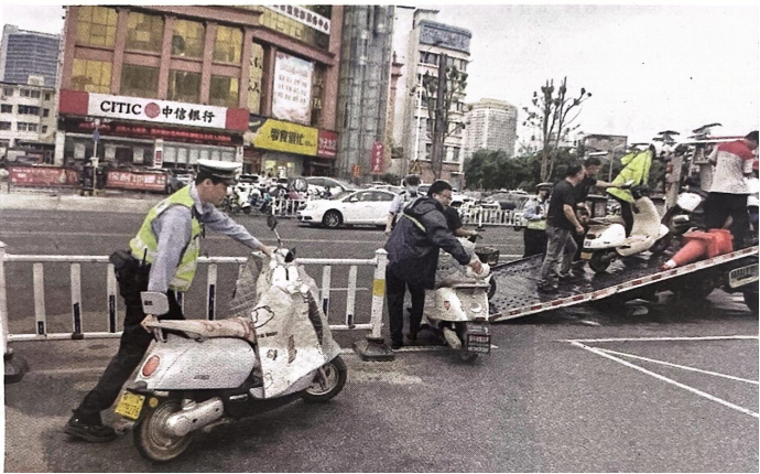河南南阳警方全面开展交通秩序综合整治行动暖了百姓心