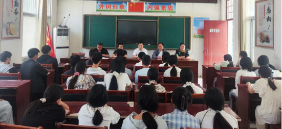 银发传薪火 青春向未来--河南南召板山坪镇关工委“五老” 宣讲团开展进校园宣讲活动